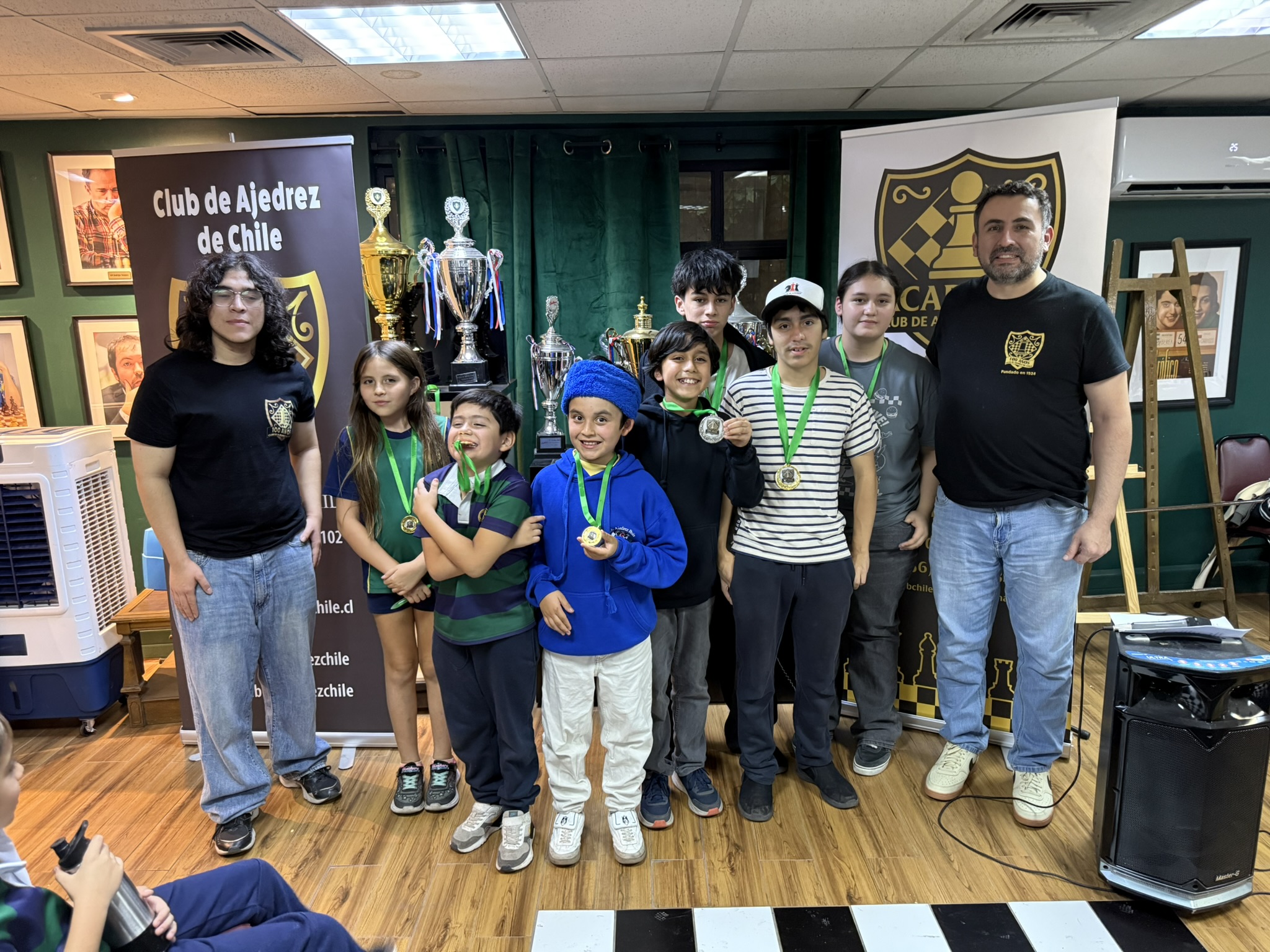Niños y niñas de la Academia del Club de Ajedrez de Chile