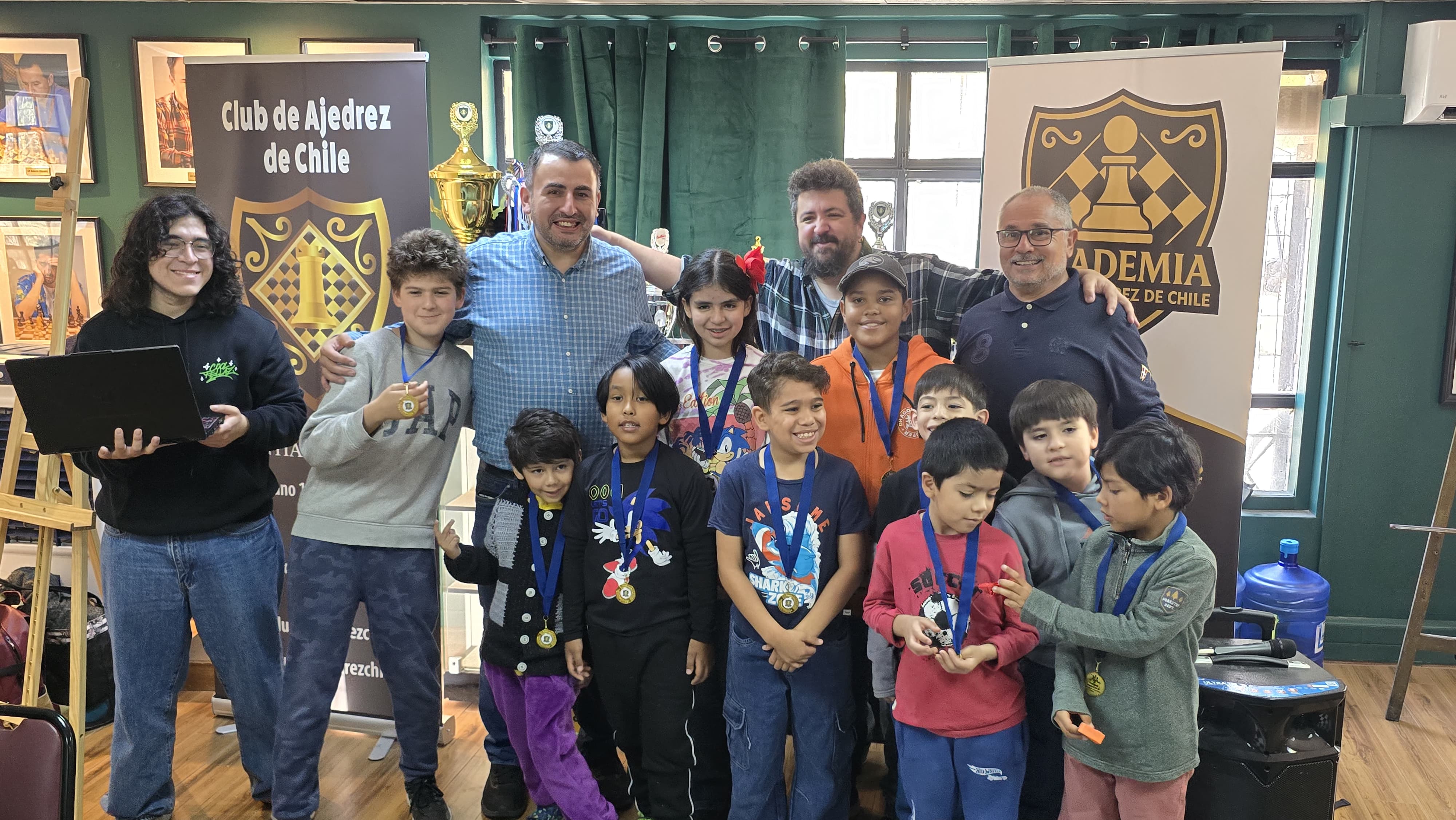 Niños y niñas con medallas